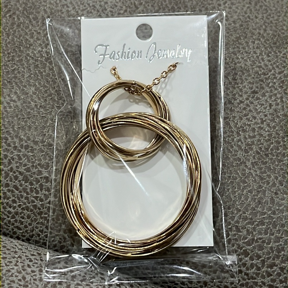 Gold-Tone Hoop Necklace 🌿🆕🌿